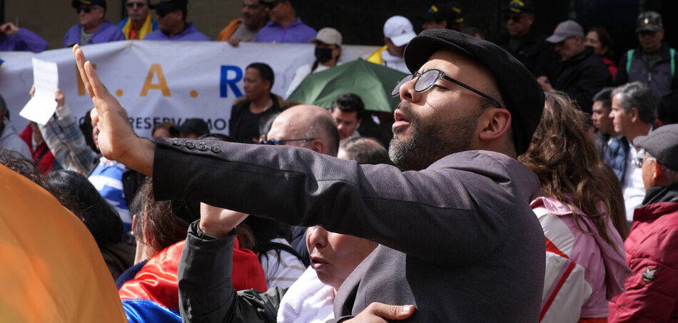 A jobboldali ellenzéki politikus Uribe támogatói a bogotai kórház előtt