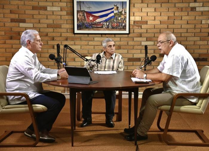 Diaz-Canel, López és O'Levy (balról jobbra) a „Desde la Presidencia” podcastban