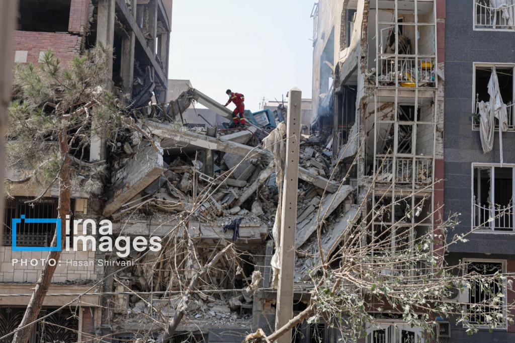 Mentőalakulatok egy izraeli támadás helyszínén egy lakóépületnél Teheránban