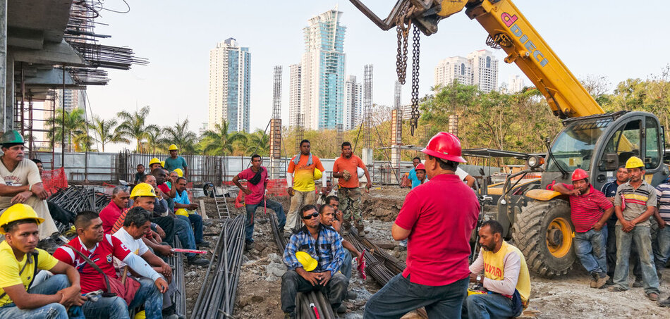 A mára már letartóztatott Suntracs szakszervezeti vezető, Genaro López beszédet tart a munkások előtt