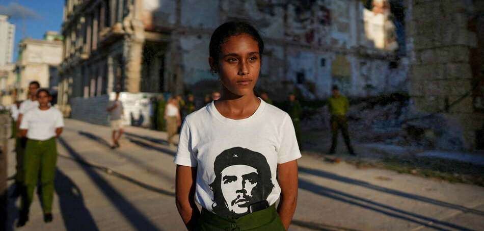 Egy újonc katonanövendék a spanyol gyarmati hatalom által 154 évvel ezelőtt elkövetett mészárlás áldozataira emlékezik