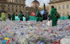 Kolumbia: Tiltakozó akcióval elárasztották Bogotá főterét műanyaghulladékkal