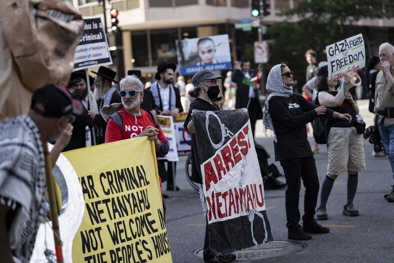 Tüntetők követelik letartóztatását, miközben Izrael miniszterelnökét Trump udvarolja körül