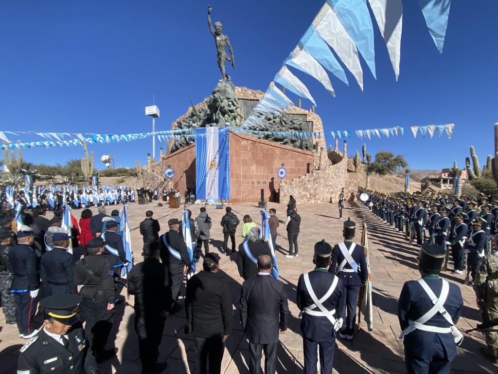 Ünnepség a függetlenség emlékműve előtt Humahuacában