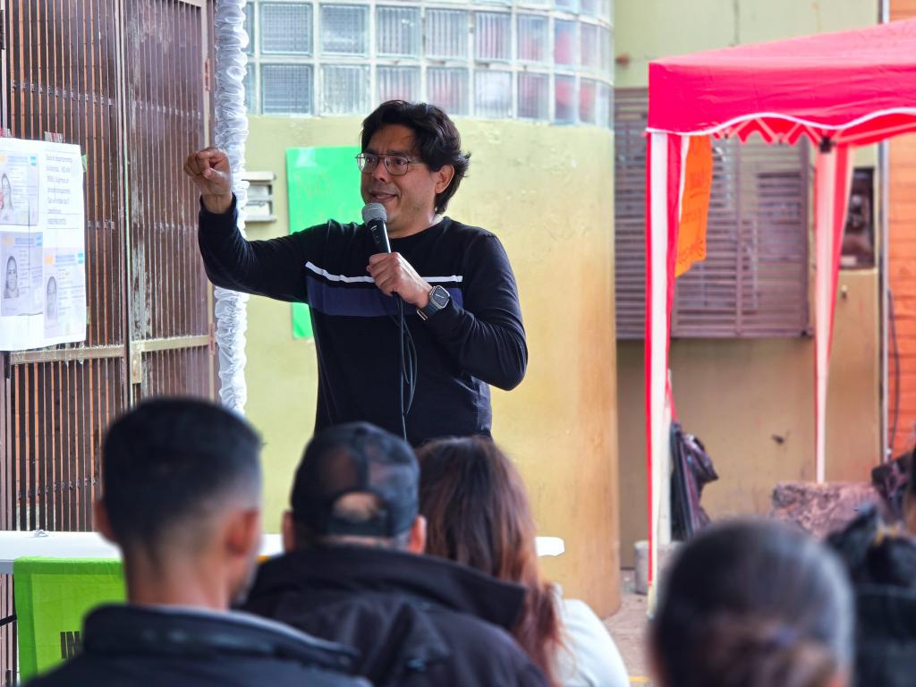 Victor Fernández, független polgármesterjelölt San Pedro Sula városában, a regisztrációt követelő tüntetésen