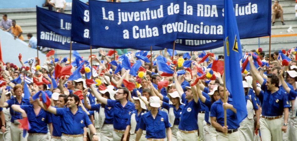 A NDK üdvözli Kubát. Az FDJ delegációja a XI. Világifjúsági Találkozó megnyitóünnepségén 1978-ban Havannában