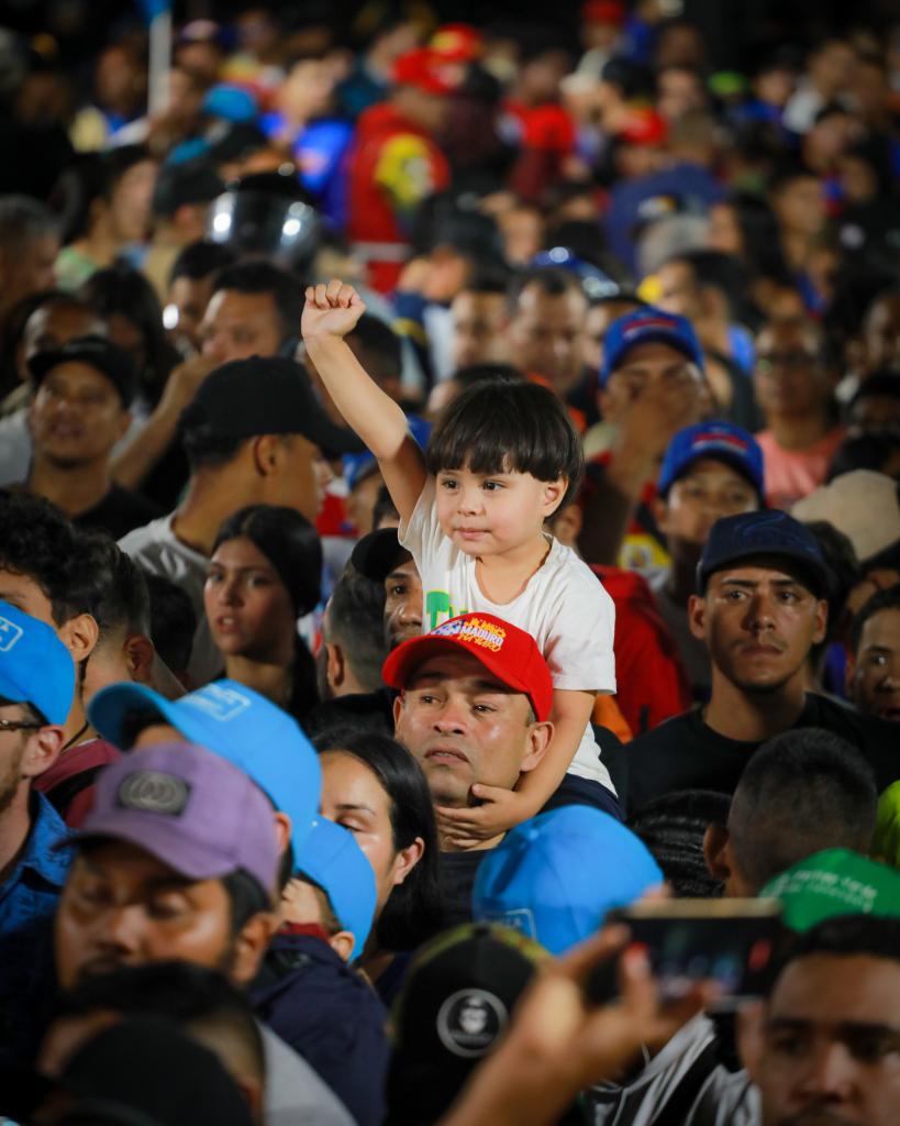 A kormány támogatói egy caracasi tüntetésen a választási eredmények kihirdetése után