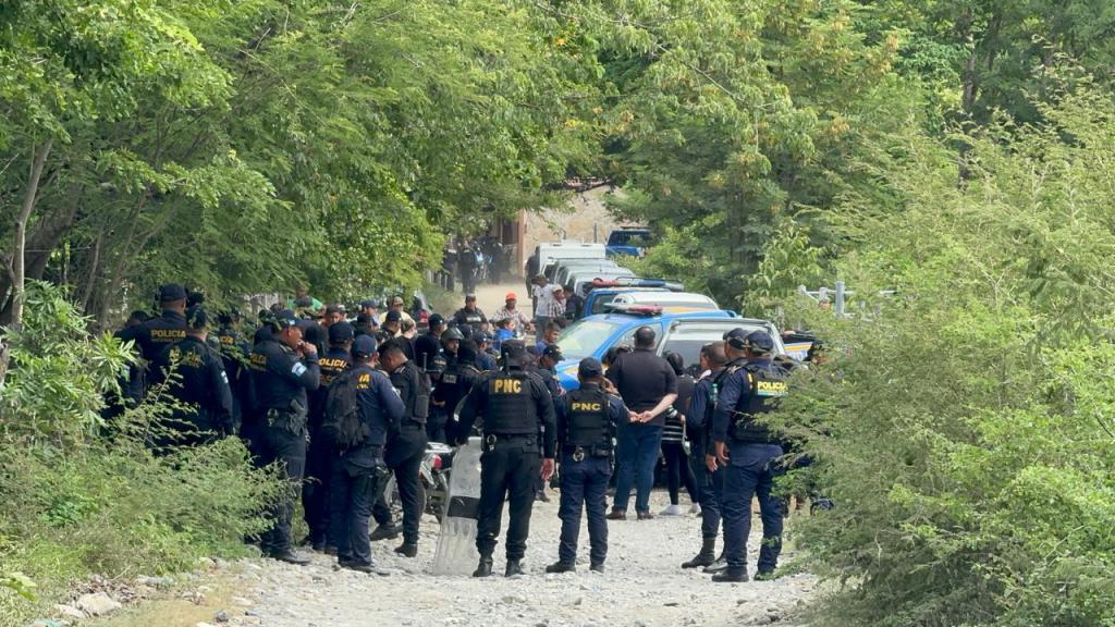 A rendőrség nagy erőkkel vonult fel, hogy végrehajtsa a kilakoltatást Santa Rosalía de Mármolban