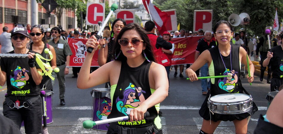 Az utcán vonuló zenekar a munkavállalók jogaiért és a vállalkozói önkény ellen