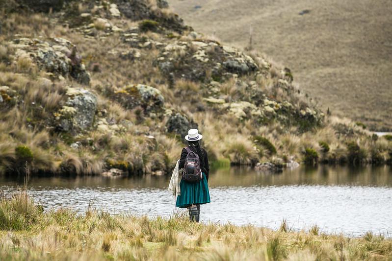 Egy őslakos a Laguna Quimsacocha előtt