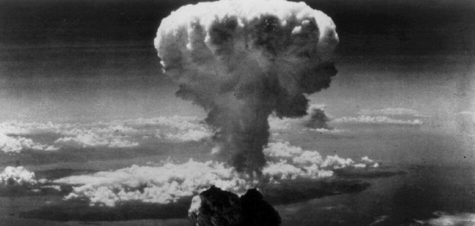 Füstfelhők Nagasaki felett az amerikai „Fat Man” atombomba ledobása után, 1945. augusztus 9-én