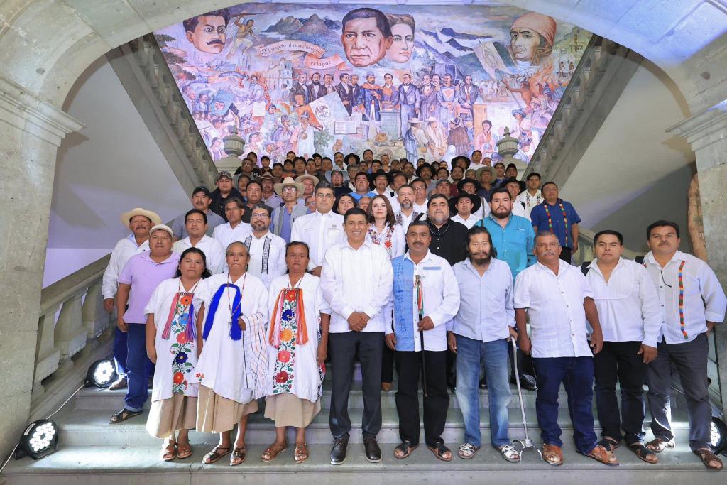 Yalalag kézműves mesterei és közösségvezetői tárgyalnak a hatóságokkal az Adidas plagizálási ügyéről