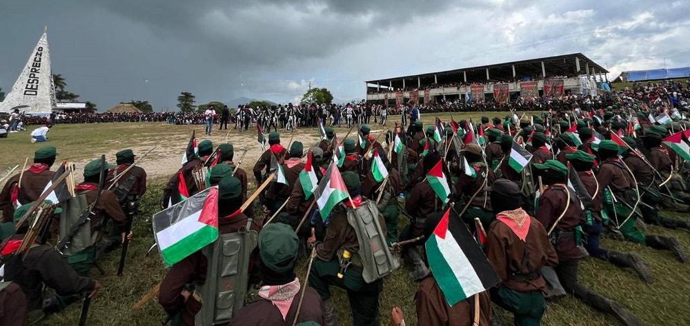 Zapatisták a találkozó megnyitása előtt Chiapasban