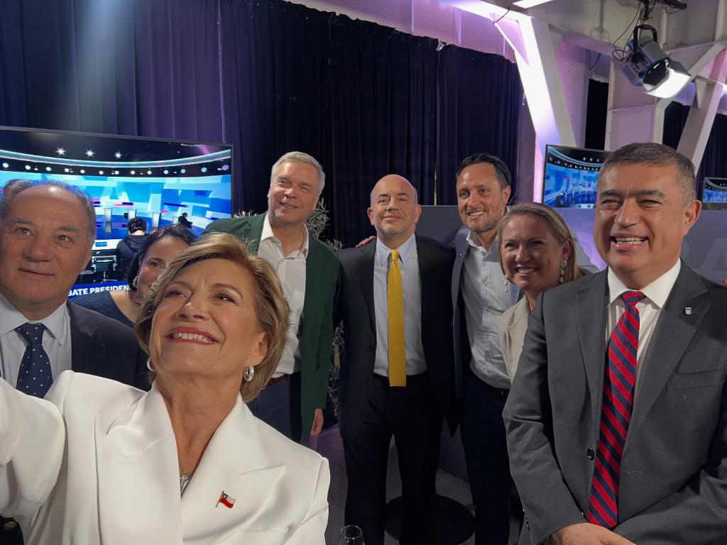 A konzervatív elnökjelölt Evelyn Matthei (előtérben) különösen érintett az internetes kampányban