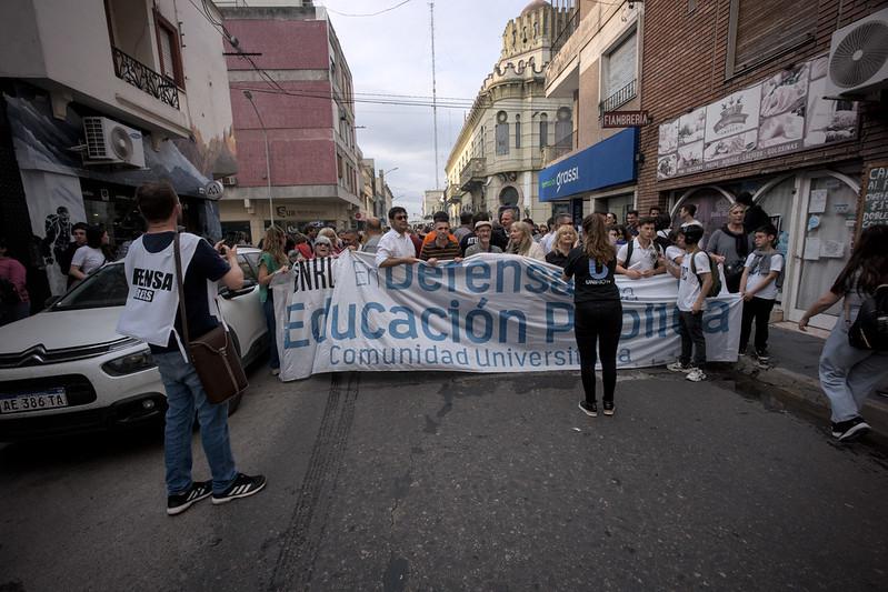 A szakszervezetek, emberi jogi csoportok, valamint hallgatói és oktatói szövetségek által szervezett harmadik „Marcha Federal” ismét több tízezer embert vonzott az utcákra
