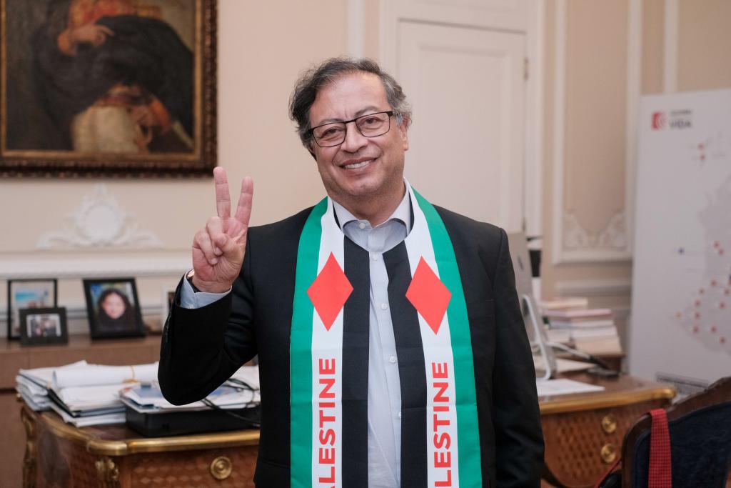 Gustavo Petro elnök: „Az európai népnek fel kell lázadnia, kezdve a német néppel, amely az auschwitzi szindróma miatt megbénítva végül egy új nácizmust támogat más országokban.”