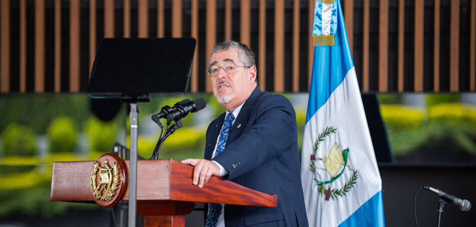 Bernardo Arévalo elnök kitünteti Marta Elena Casaús Arzú kutatót Guatemalavárosban