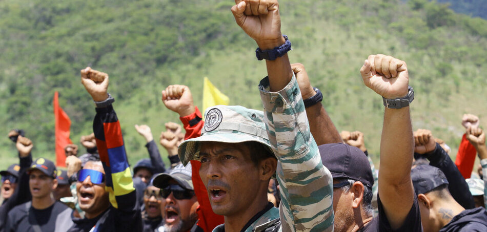 Elszánt venezuelai milicisták egy gyakorlaton