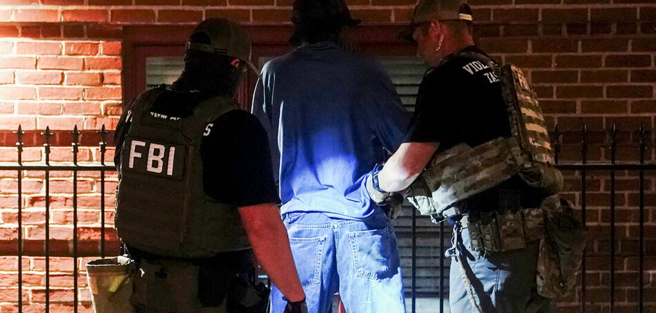 FBI-mellényes férfiak tartanak fogva egy férfit egy templom előtt az amerikai fővárosban