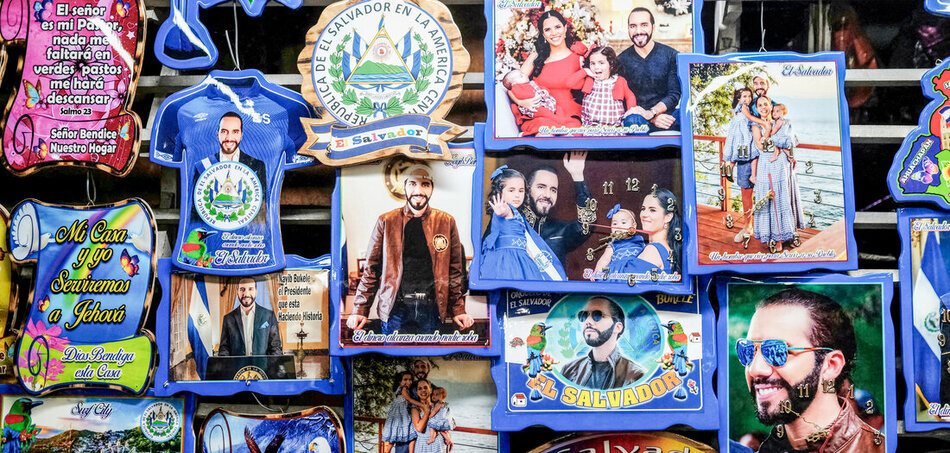 Nayib Bukele elnök arcával díszített dísztárgyak egy san salvadori piacon