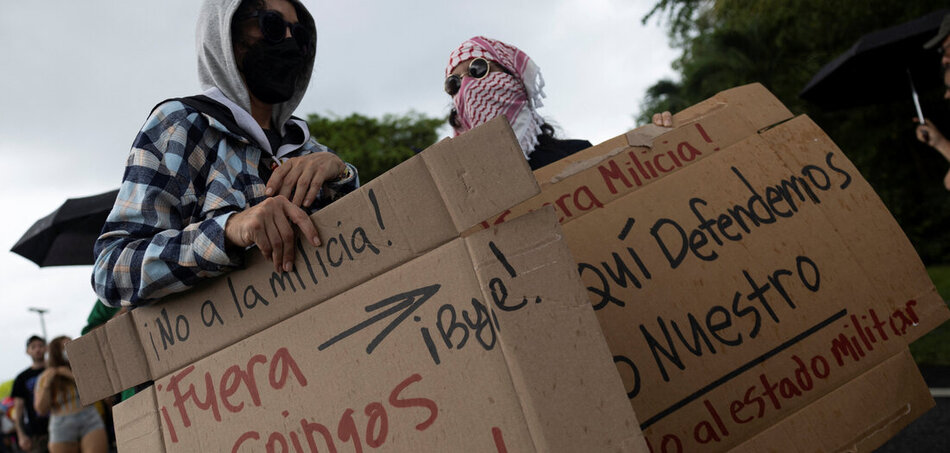 Tüntetés a Muñiz Air National Guard Base előtt Puerto Rico-ban, Carolina városában