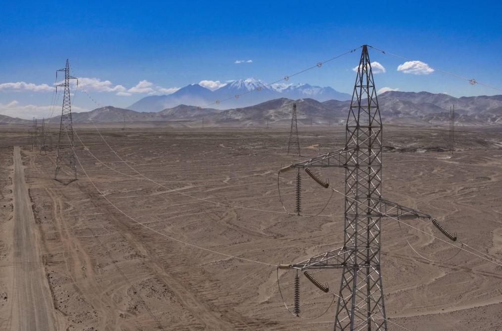 Villamosvezetékek a La Joya sivatagban, Peru déli részén. Az ország évek óta próbálja fejleszteni a napenergia- és zöld hidrogénprojekteket ebben a régióban