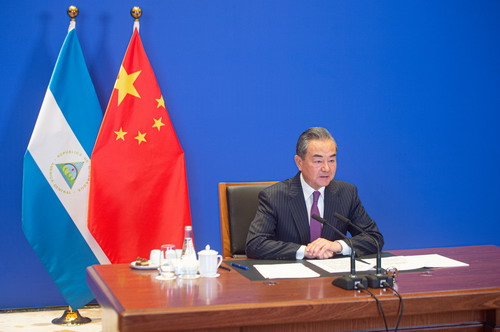 Wang Yi kínai külügyminiszter egy nicaraguai delegációval tartott virtuális találkozón. Az ilyen típusú kapcsolatokat az USA mostantól vízumkorlátozásokkal szankcionálhatja