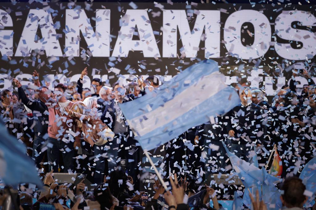 „Győztünk” – a peronista pártszövetség ünnepli választási győzelmét Buenos Aires tartományban