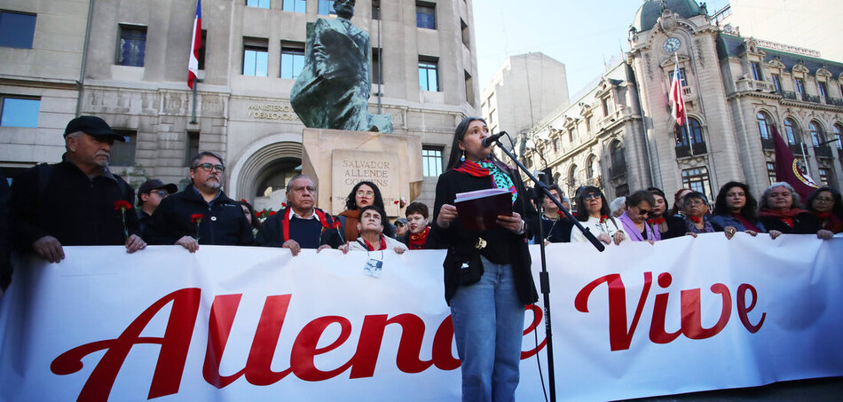 „Allende él”: csütörtökön Santiago-ban a Chilei Kommunista Párt tagjai emlékeztek az egykori elnökre