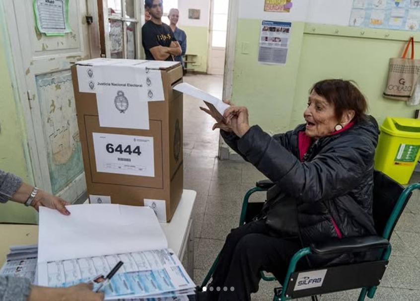 A Madres de Plaza de Mayo is támogatta a Milei elleni kampányt. Az egyik legismertebb képviselőjük, Taty Almeida a választásokon