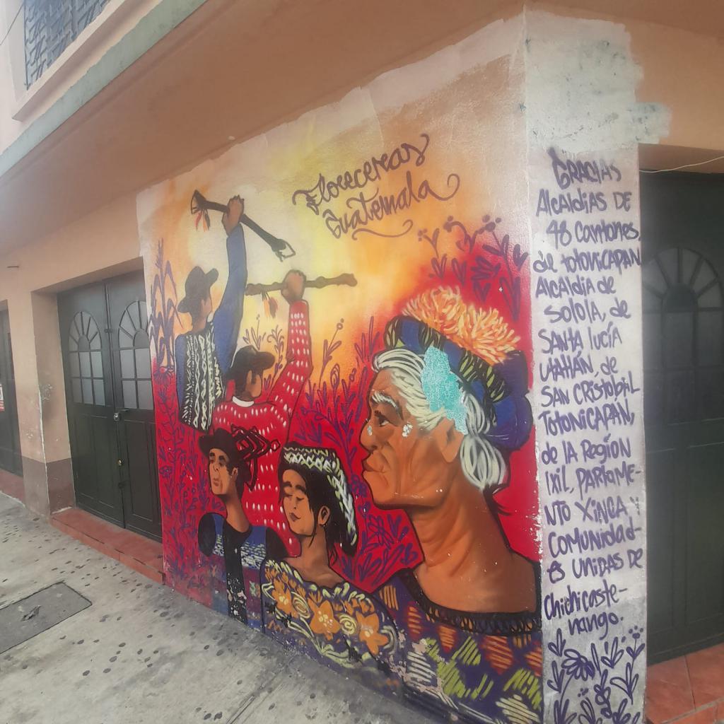 „Guatemala virágozzon” – falfestmény az ügyészség épületével szemben, hálából az őslakos hatóságok ellenállásáért