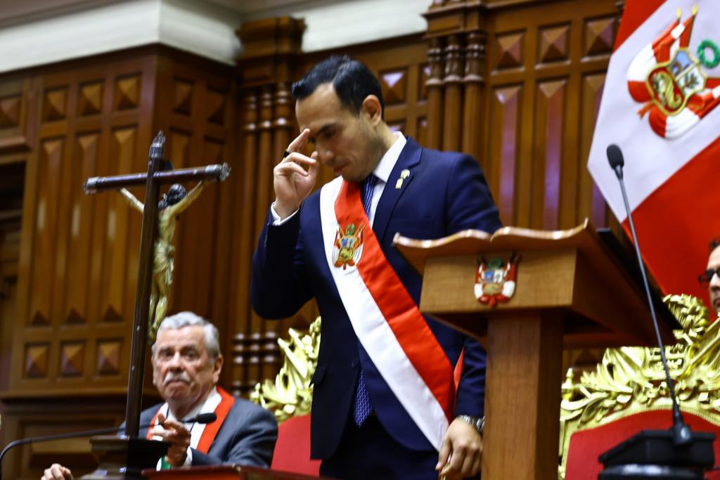 José Jerí Oré eskütétele Peru új elnökeként