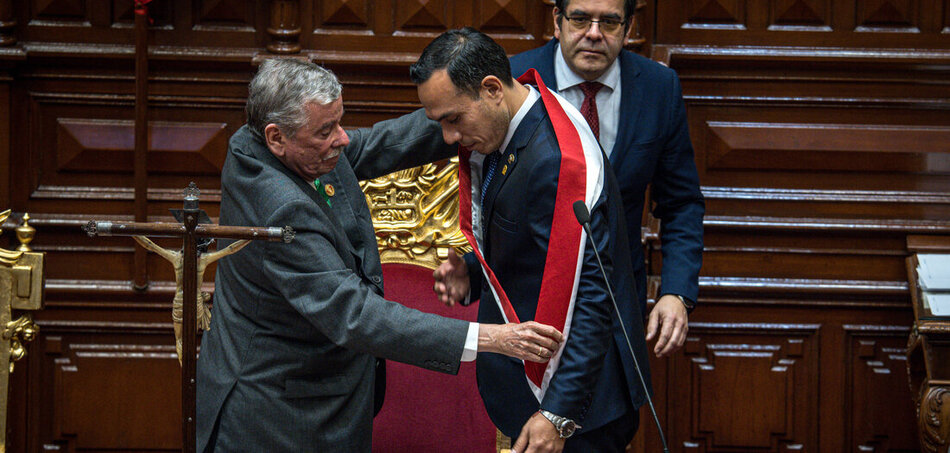José Jerí Oré ünnepélyes keretek között veszi át a perui elnöki tisztséget