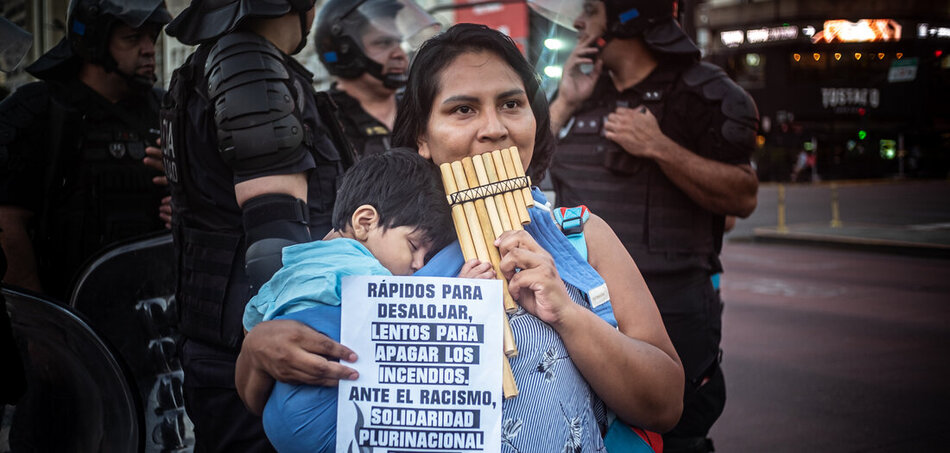 Ökoaktivisták és őslakosok tiltakozása a mapuchek elleni rasszista támadások és a környezetrombolás ellen Patagóniában