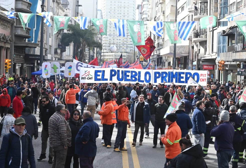 „Uruguay támogatja a szupergazdagokat” - PIT-CNT tüntetése márciusban