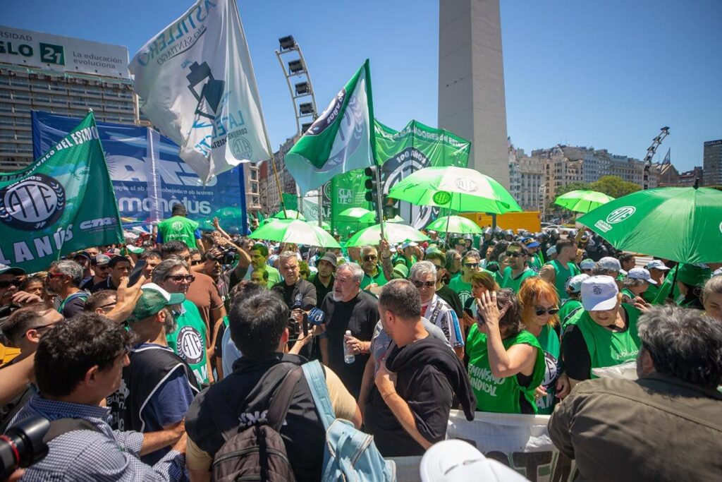A fenyegetések ellenére harcias: Rodolfo Aguiar, az ATE elnöke (kép közepén)