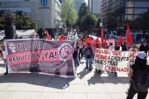 A 40 órás munkahétért küzdő Nemzeti Front tüntetése 2025. november 23-án Mexikóvárosban