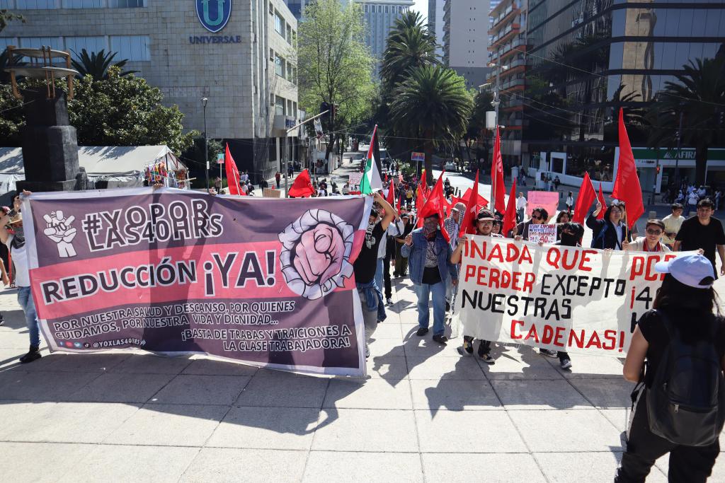 A 40 órás munkahétért küzdő Nemzeti Front tüntetése 2025. november 23-án Mexikóvárosban