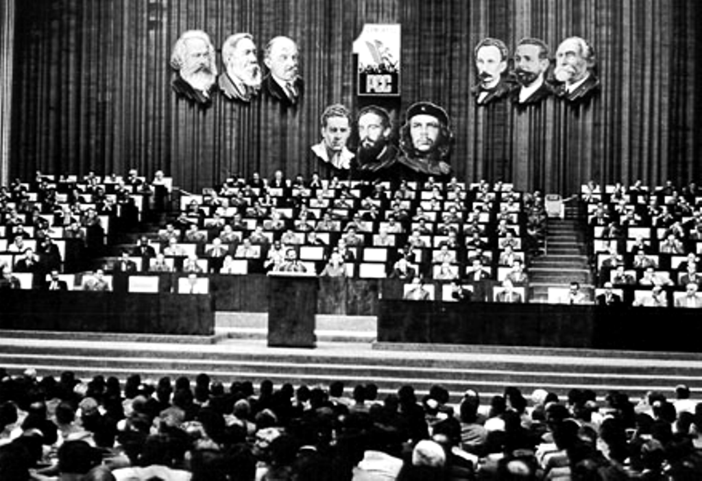 A Fidel által előterjesztett jelentés a forradalom mélyreható történelmi elemzését tartalmazta