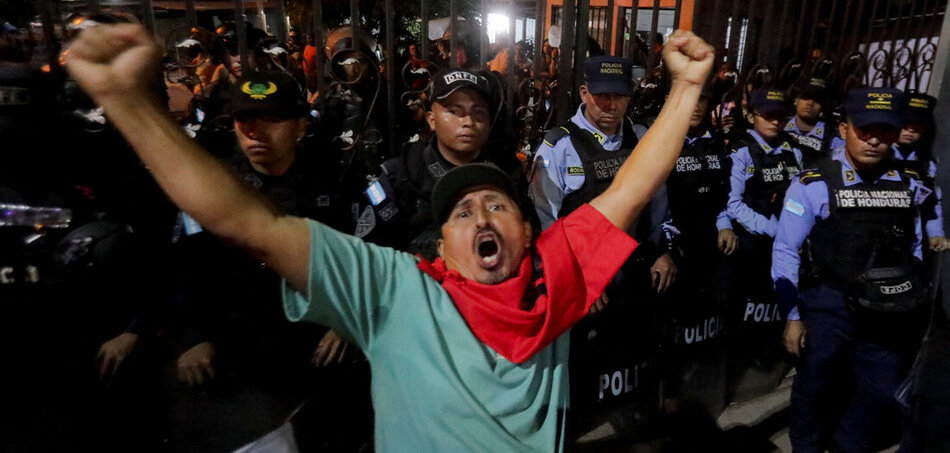 A baloldali Libre párt támogatói tüntetnek a Nemzeti Választási Tanács előtt Tegucigalpában