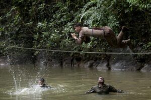 A dzsungelbeli kiképzés célja a túlélés az erdőben. A katonák trópusi régiókban végrehajtandó bevetésekre készülnek fel