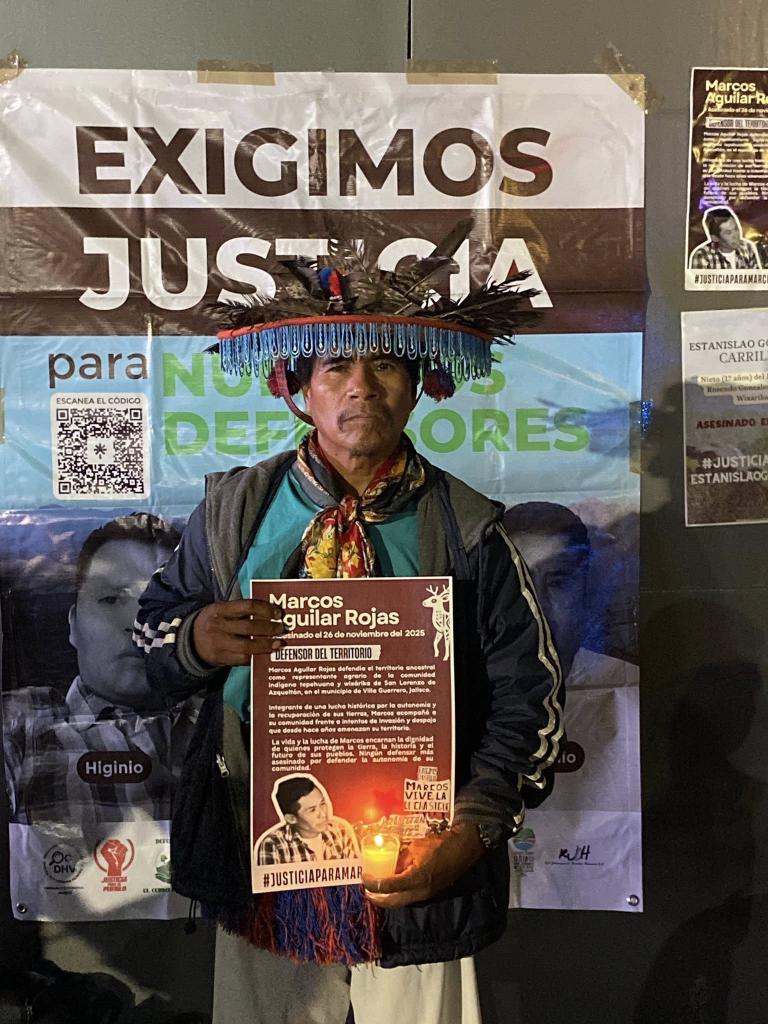 Az Azqueltán közösség és társadalmi szervezetek képviselőinek virrasztása a guadalajarai könyvvásár előtt