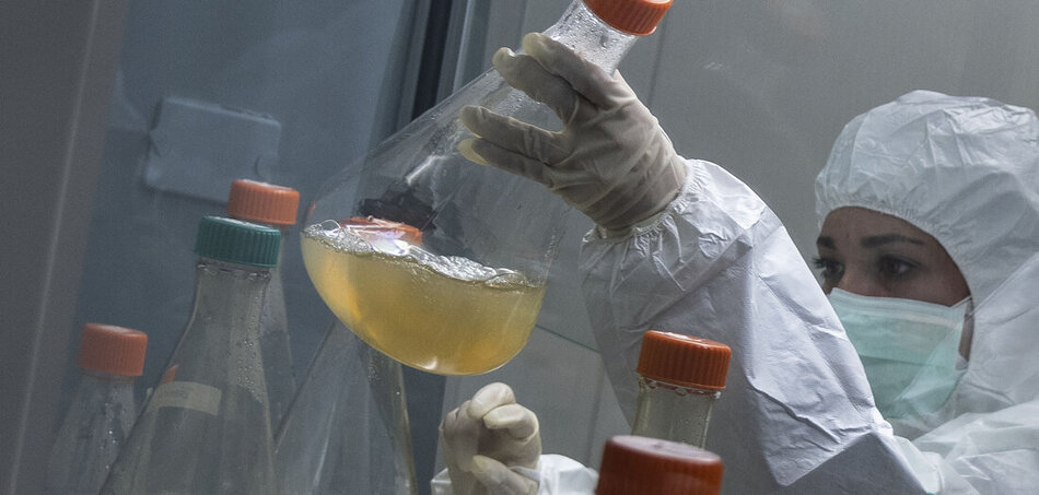 Egy tudós a Havannai Géntechnológiai és Biotechnológiai Központban kutat az Abdala nevű Covid-19 vakcinán