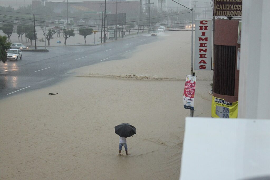 Elöntött utca Monterreyben, Mexikóban