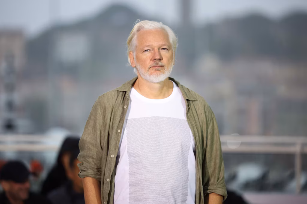 Julian Assange feljelentést tesz a svéd alapítvány ellen Machado Nobel-békedíjjal való kitüntetése miatt