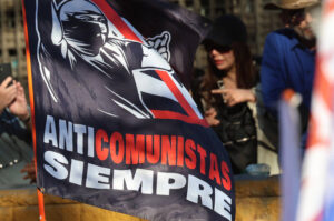 Minden baloldali ellen: transzparens a chilei elnökjelölt Johannes Kaiser választási kampányának egyik rendezvényén