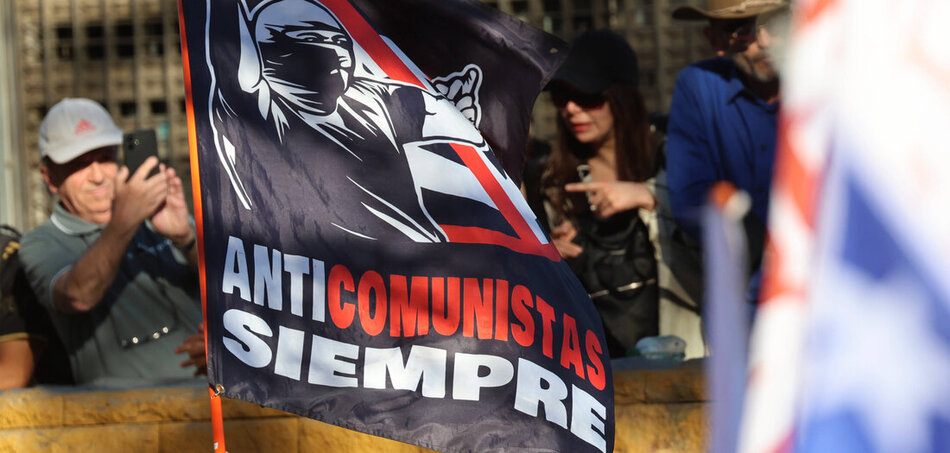 Minden baloldali ellen: transzparens a chilei elnökjelölt Johannes Kaiser választási kampányának egyik rendezvényén