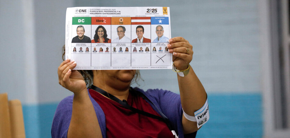 Szélsőjobboldal: Nasry Asfura (jobbra) szoros versenyben vezet a választásokon