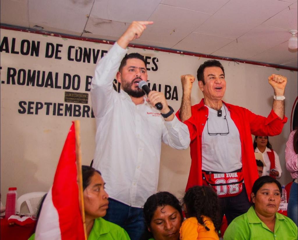 Nem ismeri el az eredményt, és a választások védelmére szólít fel: Salvador Nasralla (a képen jobbra)