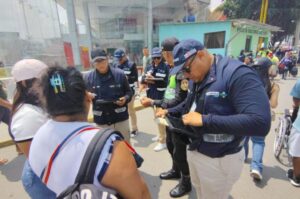 Szigorú személyellenőrzés a perui rendőrség részéről a Santa Rosa határátkelőhelyen